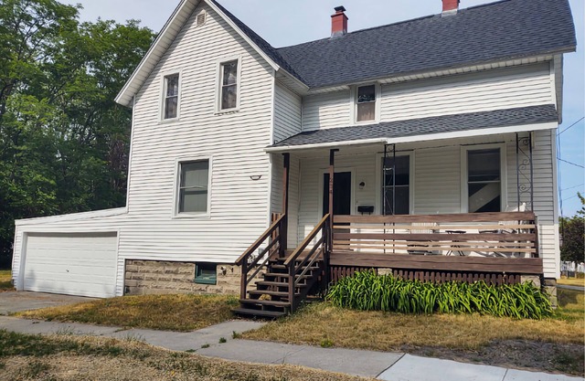 Introducing T&T's Cozy Farmhouse: Your perfect Getaway in Manistee!