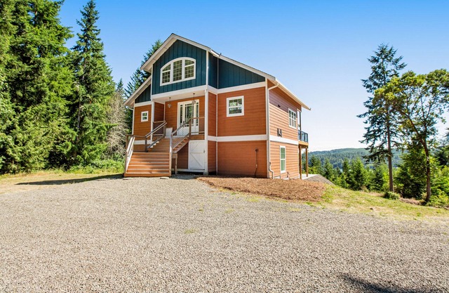 Inviting, dog-friendly home with spacious deck, & firepit