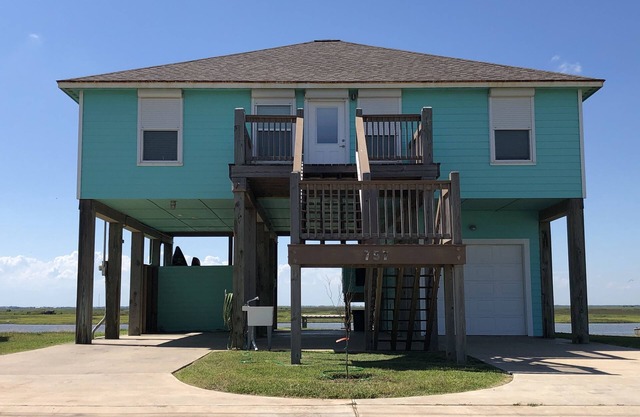 Island Gem nestled between Gulf and ICW with great views!