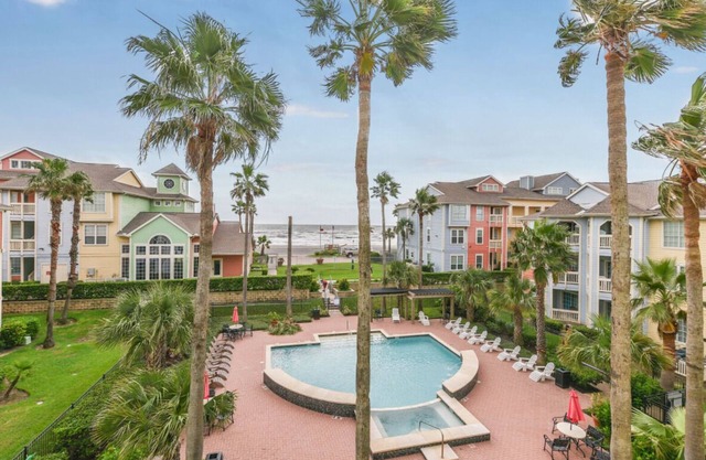 Island Getaway - Top Floor, Beach and Pool View, Walk to the Beach, Trolley Stop