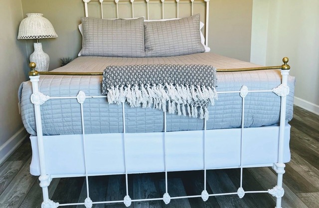 Island Motel Room w/Queen Bed