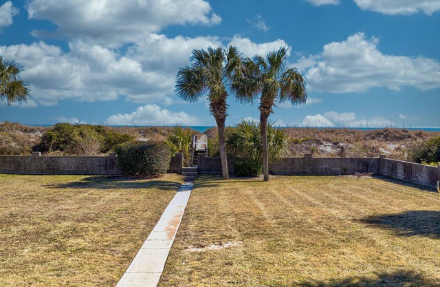 Isle of the Palms ( 9 Bedroom home ) by RedAwning