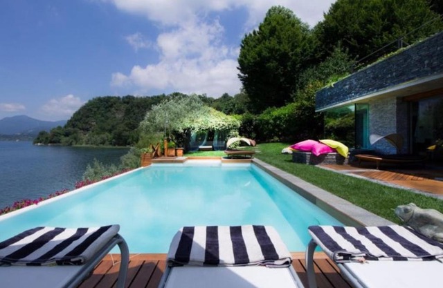 Ispra Villa Sleeps 8 Pool Air Con WiFi