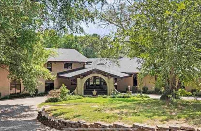 Italian Style Lodge Lake House on Lake Barkley - over 5100 sq. ft.