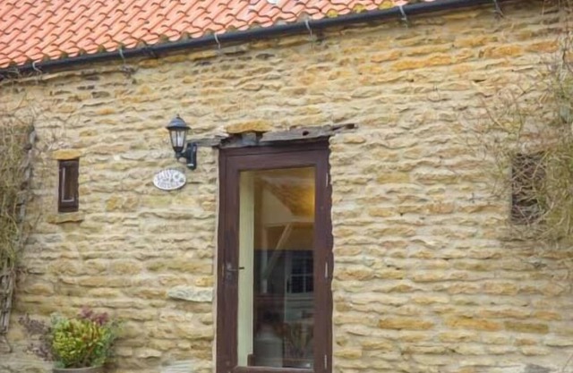 IVY COTTAGE, romantic, character holiday cottage in Sawdon