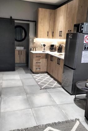 J & M Elegant Escape