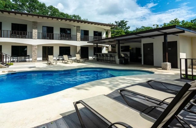 Jacó 6-Bedroom Oasis – Pool, Tropical Vibes & Easy Walk Everywhere