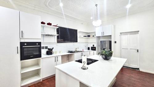 Jacaranda Escape 4 x King Bed 3 Bath House