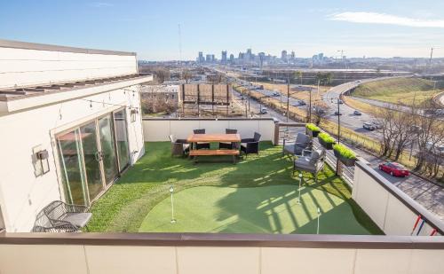 Jack Daniels House with Rooftop Golf, City views! 8min to Whiskey Row! Sleeps 10!