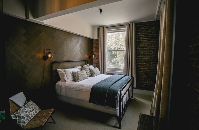 Jacksonville Inn Room #5: Luxurious 1 BR King Guest Room. Walkable to the Britt Festival, downtown shops, and wine tasting rooms. Experience historic charm with modern comfort!