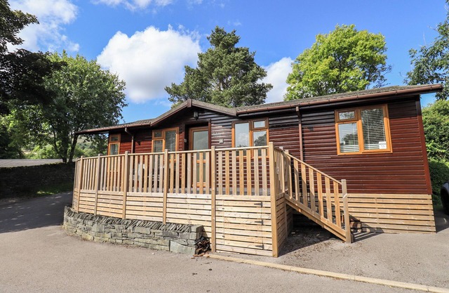 JACMAR LODGE, pet friendly, with a garden in Windermere
