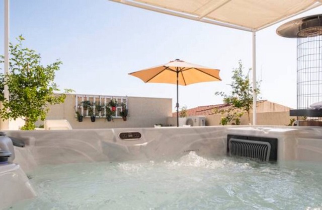 {Jacuzzi} 3 min from the beach between Marina di Ragusa and Punta Secca