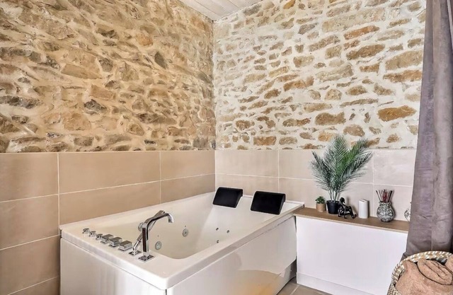 Jacuzzi and charm for 2 in the city