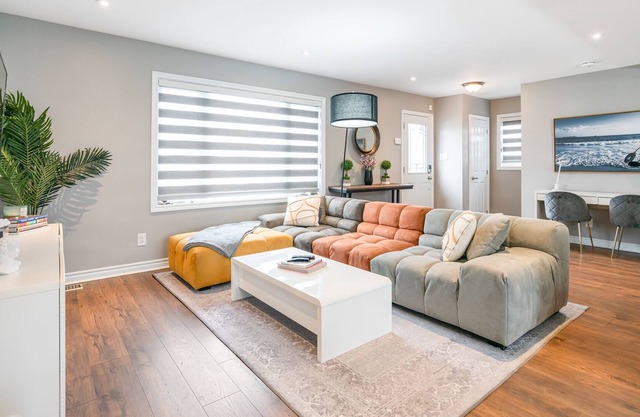 Jacuzzi, cold plunge, pool, full gym & 5min drive to the FALLS! CDN SIDE