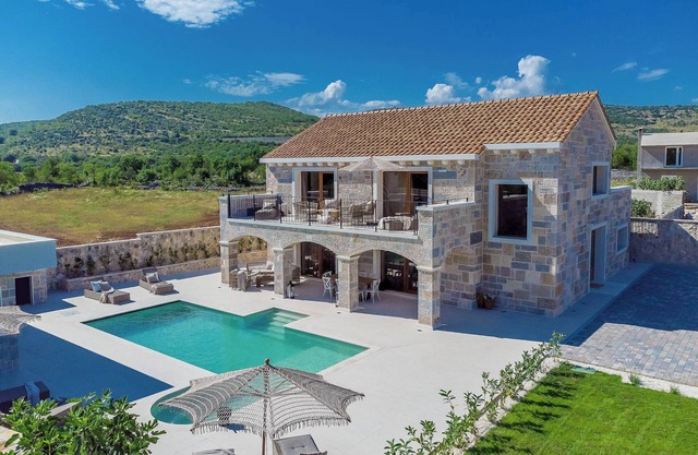 James Bond Mansion - Tennis, Glass Gym, Sauna, Jacuzzi and More.