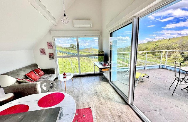 JANÉA Deep Red House