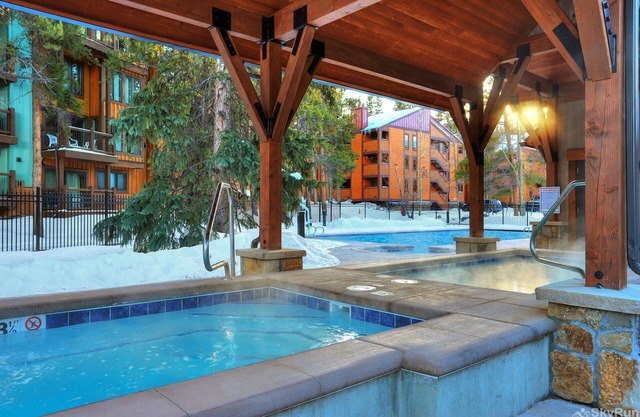 JAN SALE 5 min to walk to Downtown & Quicksilver lift, Hot Tub/Pool Sleeps 12