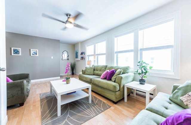 Jellybean Dream upstairs apt: driveway, 4 bedrooms & near Bannerman Park!