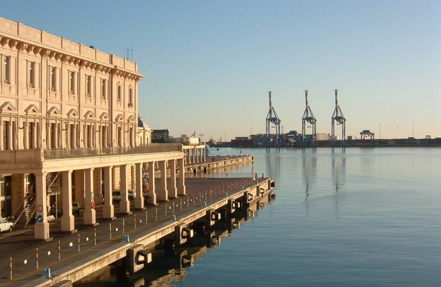 JOIVY Band House di Fronte al Terminal Traghetti