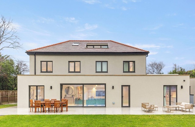 Joy Lane Mansion—Luxe Stay, Poolside Fun & Comfort