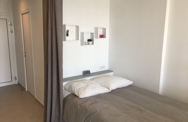 JUAN LES PINS Large New Studio 2018 Seafront 4 People
