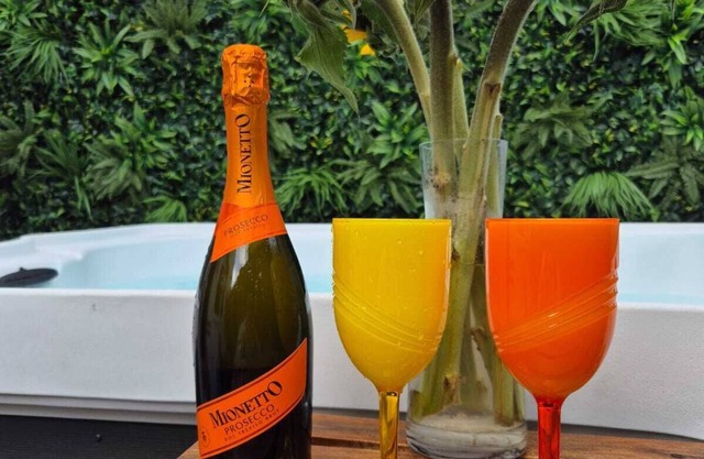 Jungle Hot Tub, Outdoor Shower, Games Room, Free Netflix, 4 double bedrooms