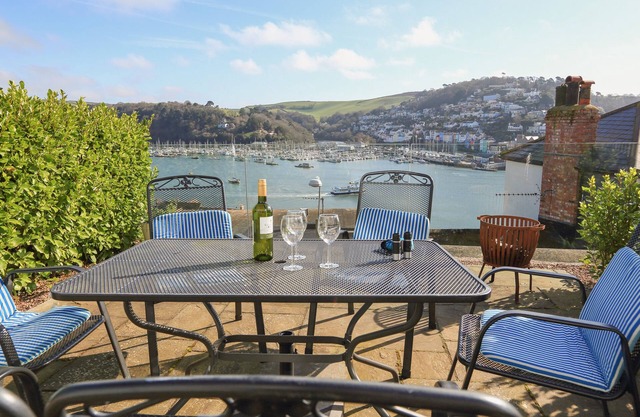 JUNIPER COTTAGE, pet friendly, with a garden in Dartmouth