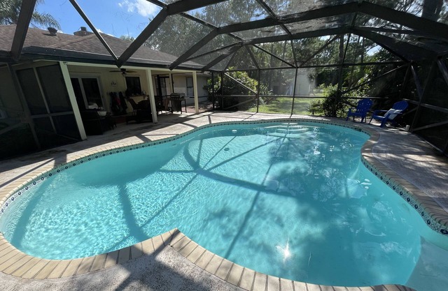 Jupiter - 3 Bedroom, HEATED Pool Home on an Acre of Land, with Home Theater!