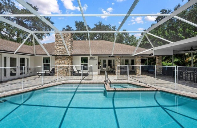 Jupiter Gem- Pool, Grill and Bar