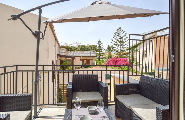 Just a stone's throw from the beach and the sea, this vacation apartment welcomes you in San Leone.