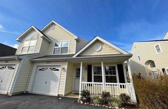 Just minutes to the Beach and Boardwalk with great community pool!