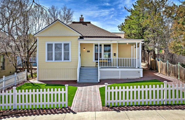 Just over 2 blocks to the Courthouse Square !