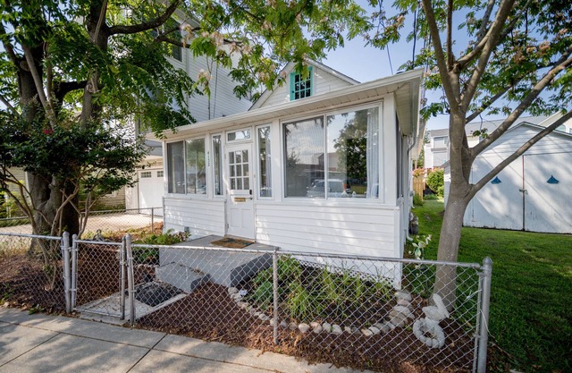 Just steps away from the Boardwalk & Beaches, Walkable to Entertainment!