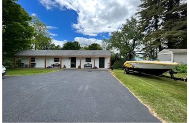 Just steps away from the Great Sacandaga Lake! Walk to marinas and restaurants!