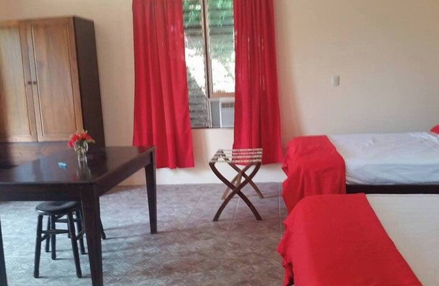 K-Rae's Irish Pub and Inn - Cabina Roja