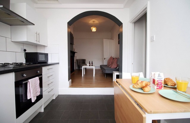 K Suites - Central 4 bed Apt w/ FREE parking