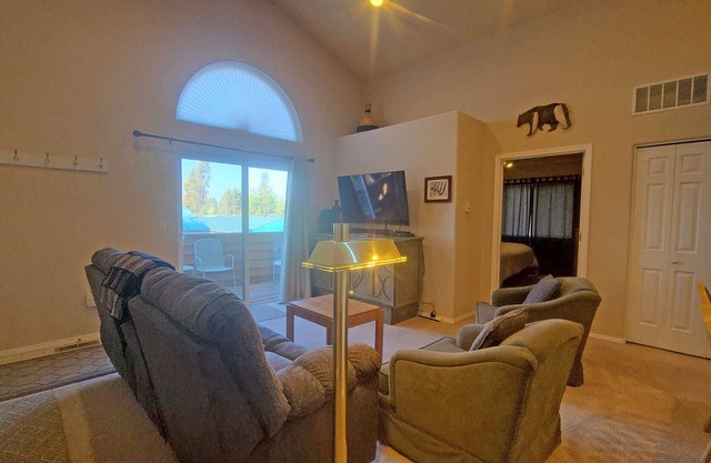K1 Powder Village-Sunriver, Oregon: Pool & Hot Tub in Complex, BBQ, WiFi, SHARC Aquatics, Tubing Hill, Mt. Bachelor, Golf, Deschutes River, Tennis, Bike Paths