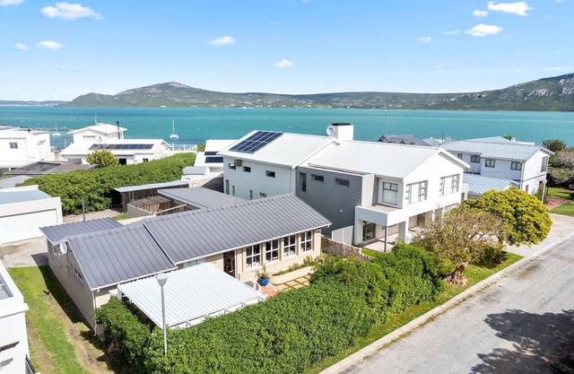 Kabeljou 6 - Four Bedroom House, Sleeps 8