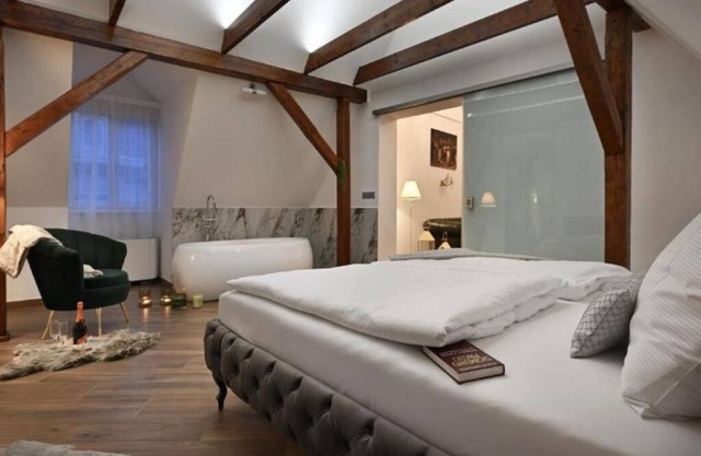 Kaiserstein Palace Apartments : One-Bedroom Premium Apartment