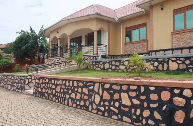 Kampala 5-Beds, Sleeps 8 with Garden & Parking