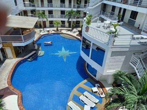 KANDI B11, Poolside, Free Netflix, 250 MBPS, 55" Smart TV, Deluxe King Bed, Fully Equipped Kitchen, Electric is Xtra