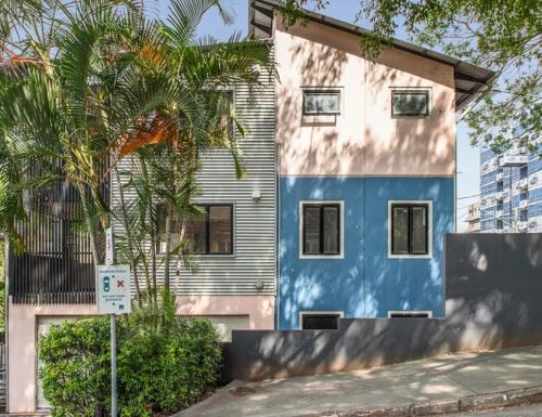 Kangaroo Point Stay - Being Everywhere at Once! Spacious 3 bedroom apartment, central location! Free carpark