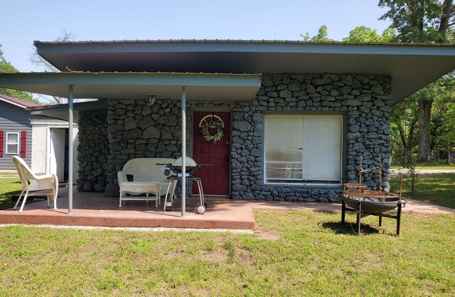 Karr's Critter Kamp - only 1 mile to trout fishing!