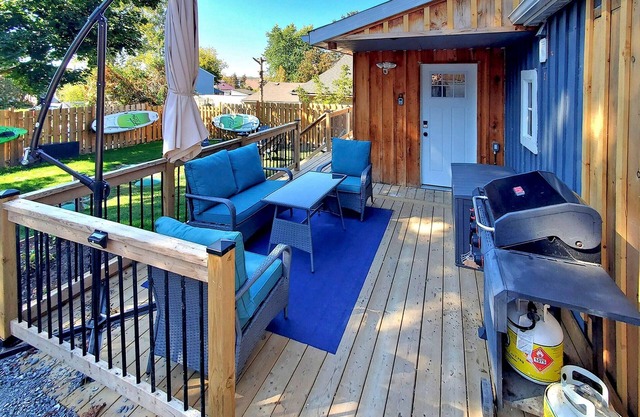 Kawartha Shores Retreat on Trent Severn Waterway with King suite and hot tub!