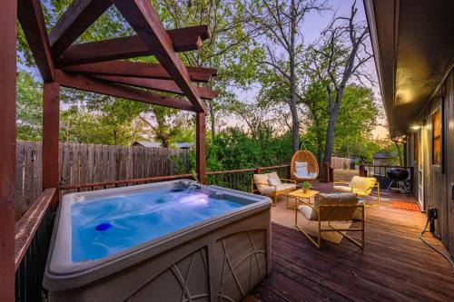 Kay Street Bungalow - Hot Tub Fire Place & Close to Main