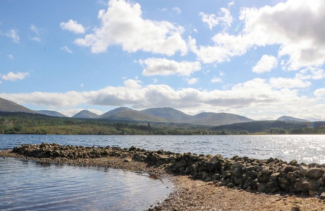 KEEPER’S COTTAGE, pet friendly, with open fire in Fort Augustus