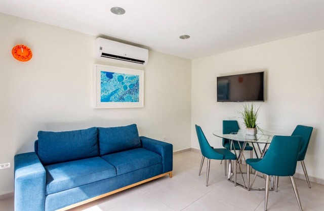 Keito 2BR APT #K3-3 min to Palm Beach-Sleeps 4