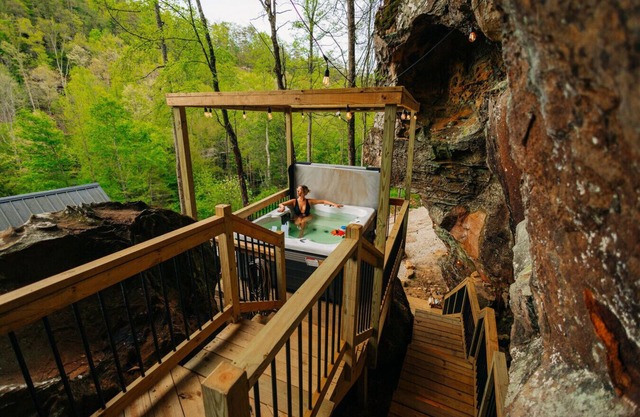 Kentucky`s Best Hot Tub Feature | Sleeps 4 | Dogs