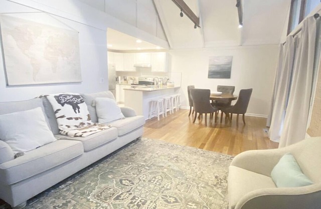 Keowee Key's Stylish Charm