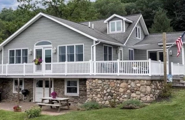 Keuka East: Spacious & Comfy